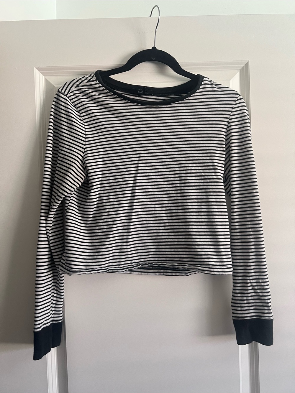 Forever 21 Black & White Striped Long Sleeve Crop Top